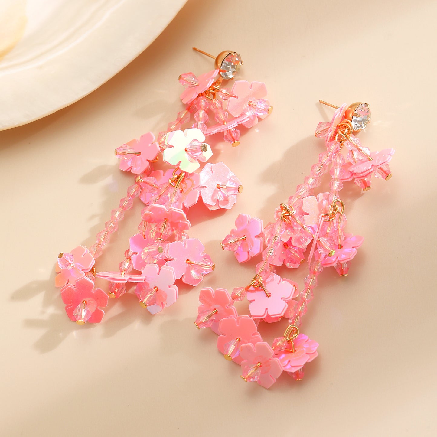 粉色串珠花朵流蘇耳環－細節特寫1｜https://igowo.tw/