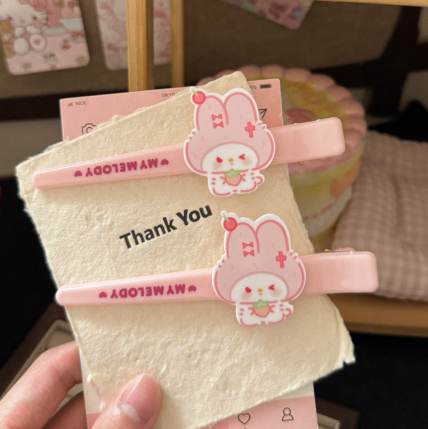 粉色草莓兔子髮夾－商品主圖｜https://igowo.tw/