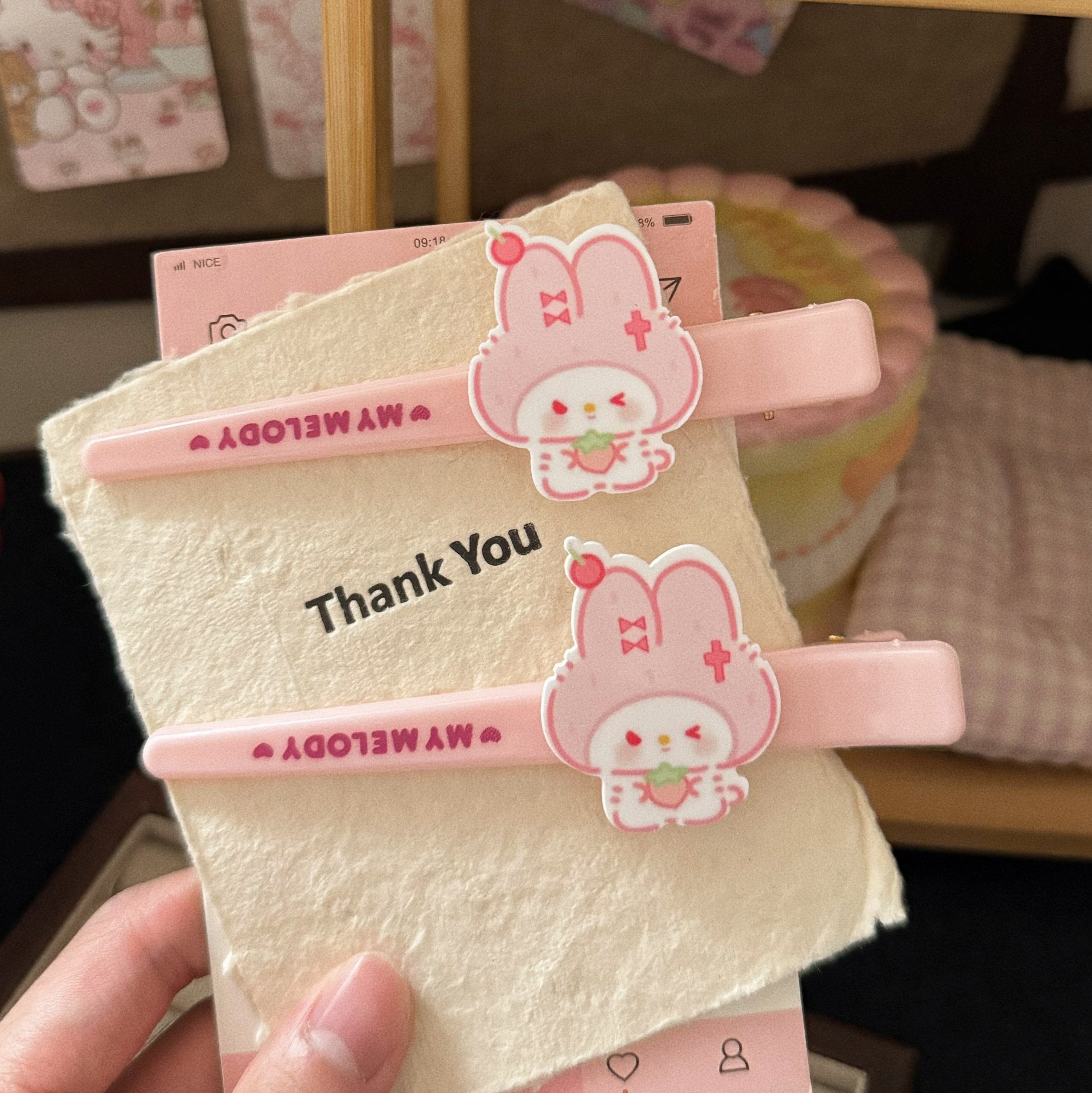 粉色草莓兔子髮夾－商品主圖｜https://igowo.tw/