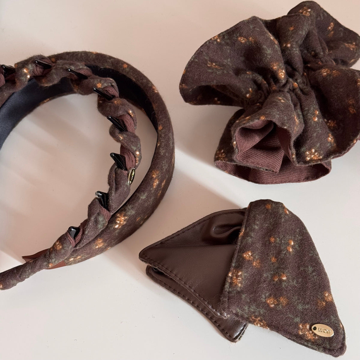 皮革布面碎花復古髮箍－細節特寫1｜https://igowo.tw/