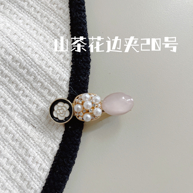 珍珠花朵髮夾－山茶花邊夾20號款細節｜https://igowo.tw/