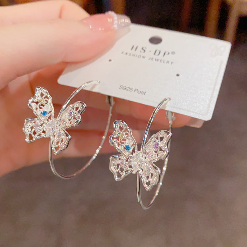蝴蝶花朵鏤空誇張耳環－商品主圖｜https://igowo.tw/