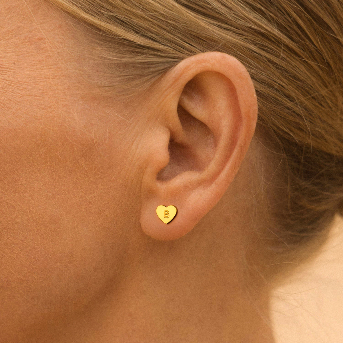 不鏽鋼愛心字母耳釘－第二視角實拍｜https://igowo.tw/