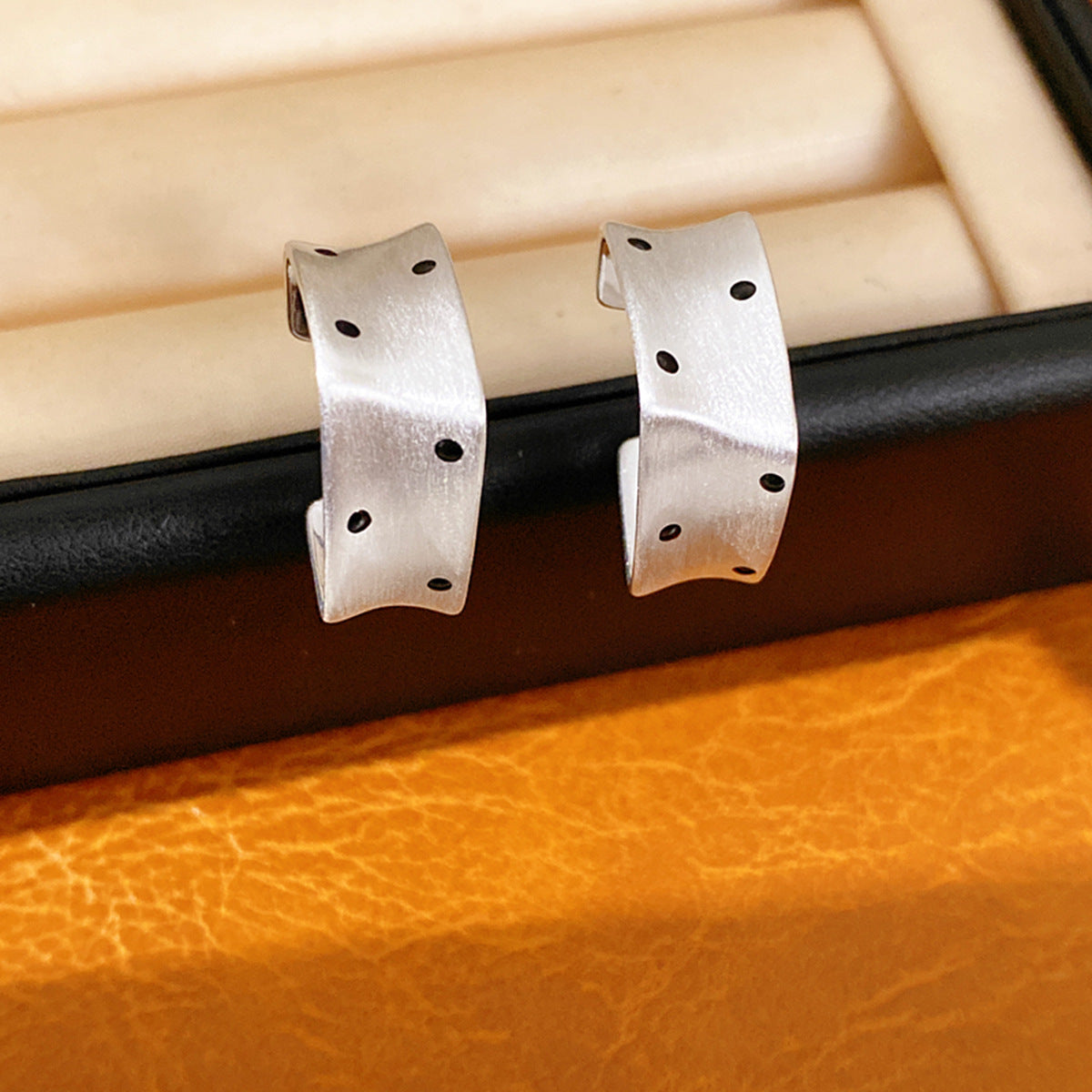 銀針波點方形拉絲耳釘