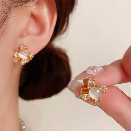 貓眼石花朵微鑲耳釘－商品主圖｜https://igowo.tw/