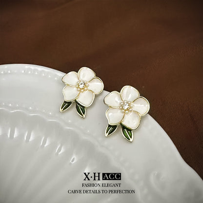 珍珠鋯石山茶花耳釘－細節特寫60｜https://igowo.tw/