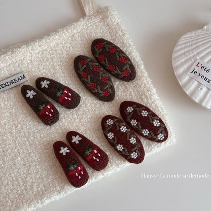 針織布面橢圓刺繡髮夾－商品主圖｜https://igowo.tw/