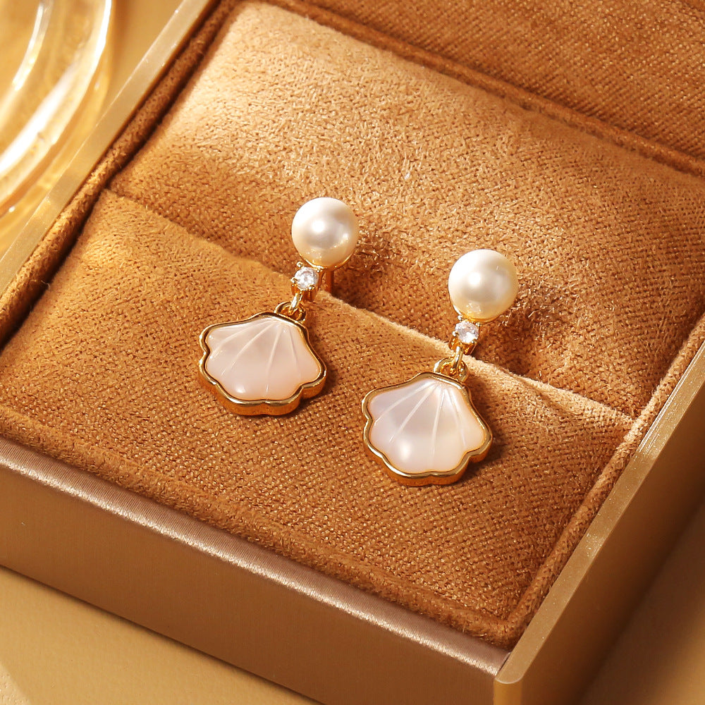 珍珠貝殼扇形簡約耳釘－商品主圖｜https://igowo.tw/