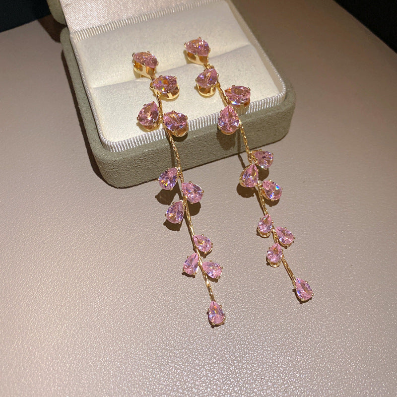 銀針花朵水滴鑲鑽耳釘－細節特寫19｜https://igowo.tw/