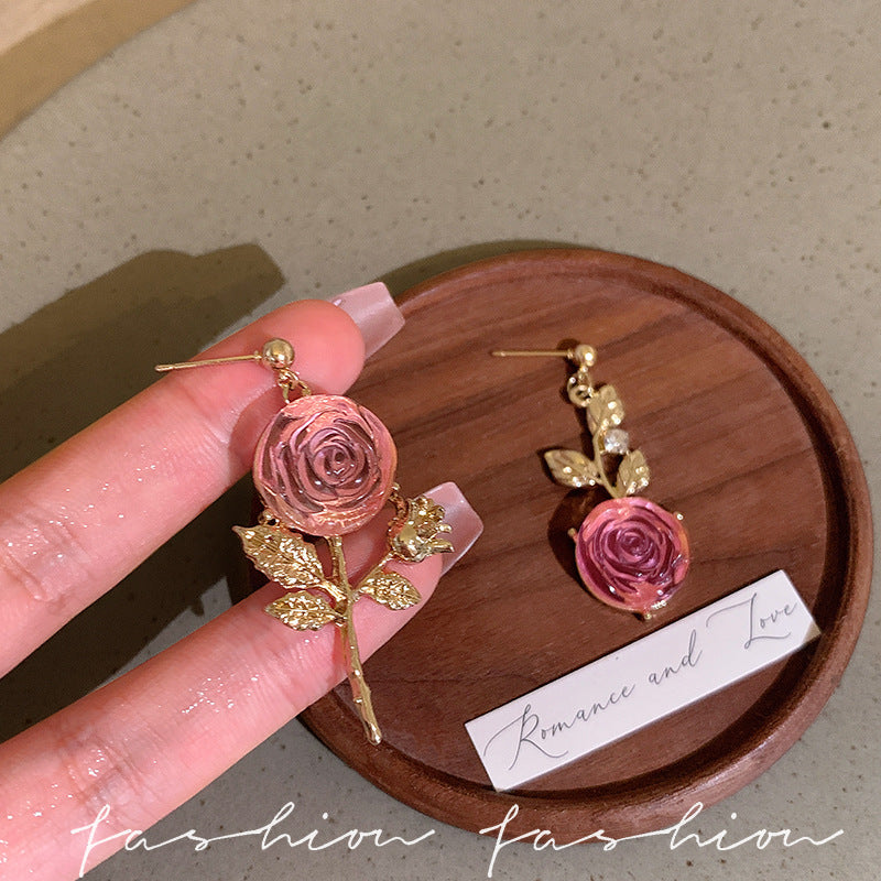 水晶花朵不對稱耳釘－商品主圖｜https://igowo.tw/
