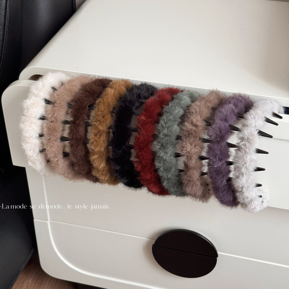絨面波浪纏繞髮箍－商品主圖｜https://igowo.tw/