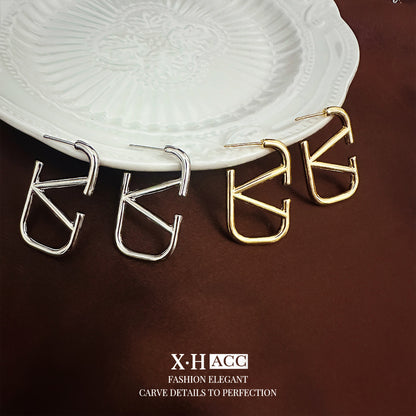 銀針字母簡約耳釘－商品主圖｜https://igowo.tw/