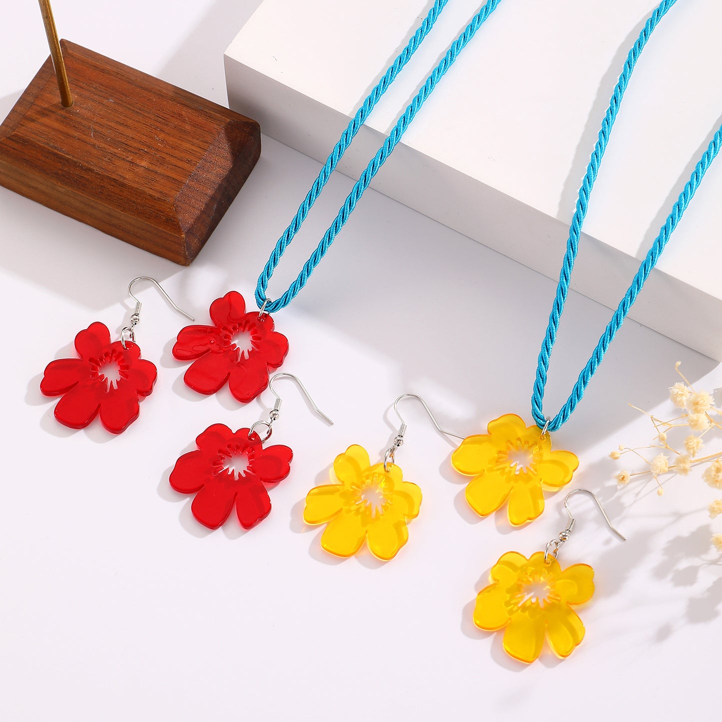 繽紛壓克力花朵項鍊－細節特寫1｜https://igowo.tw/