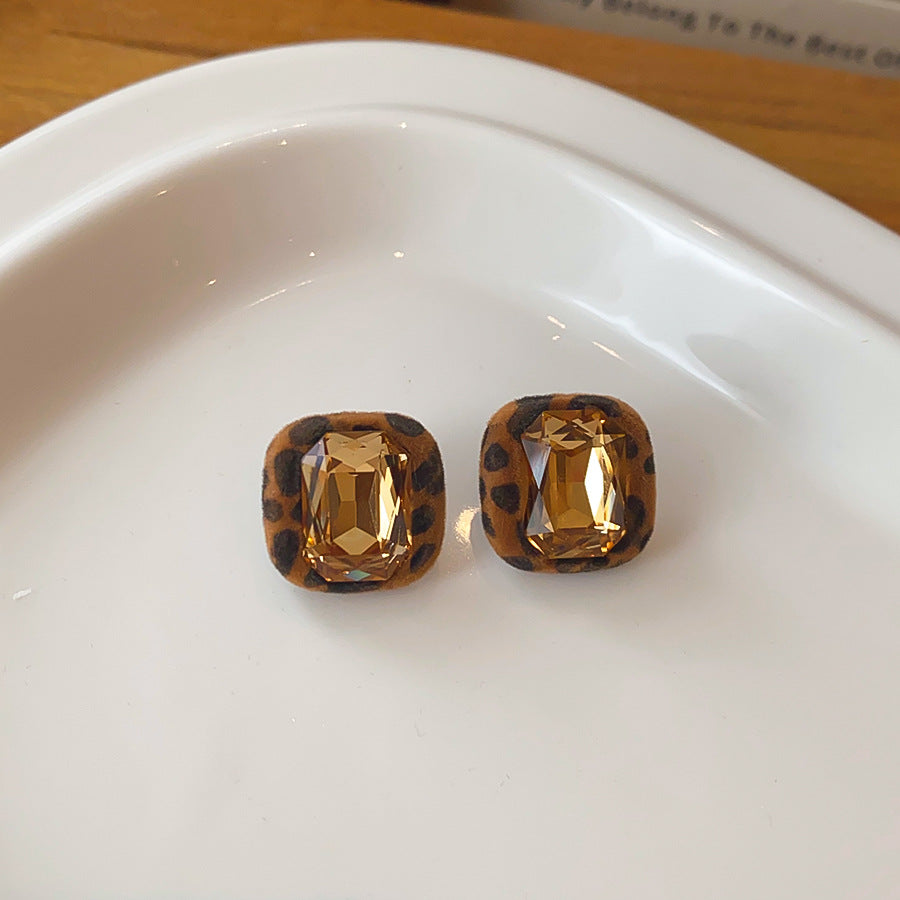 棕色絨面豹紋鑲鑽耳釘