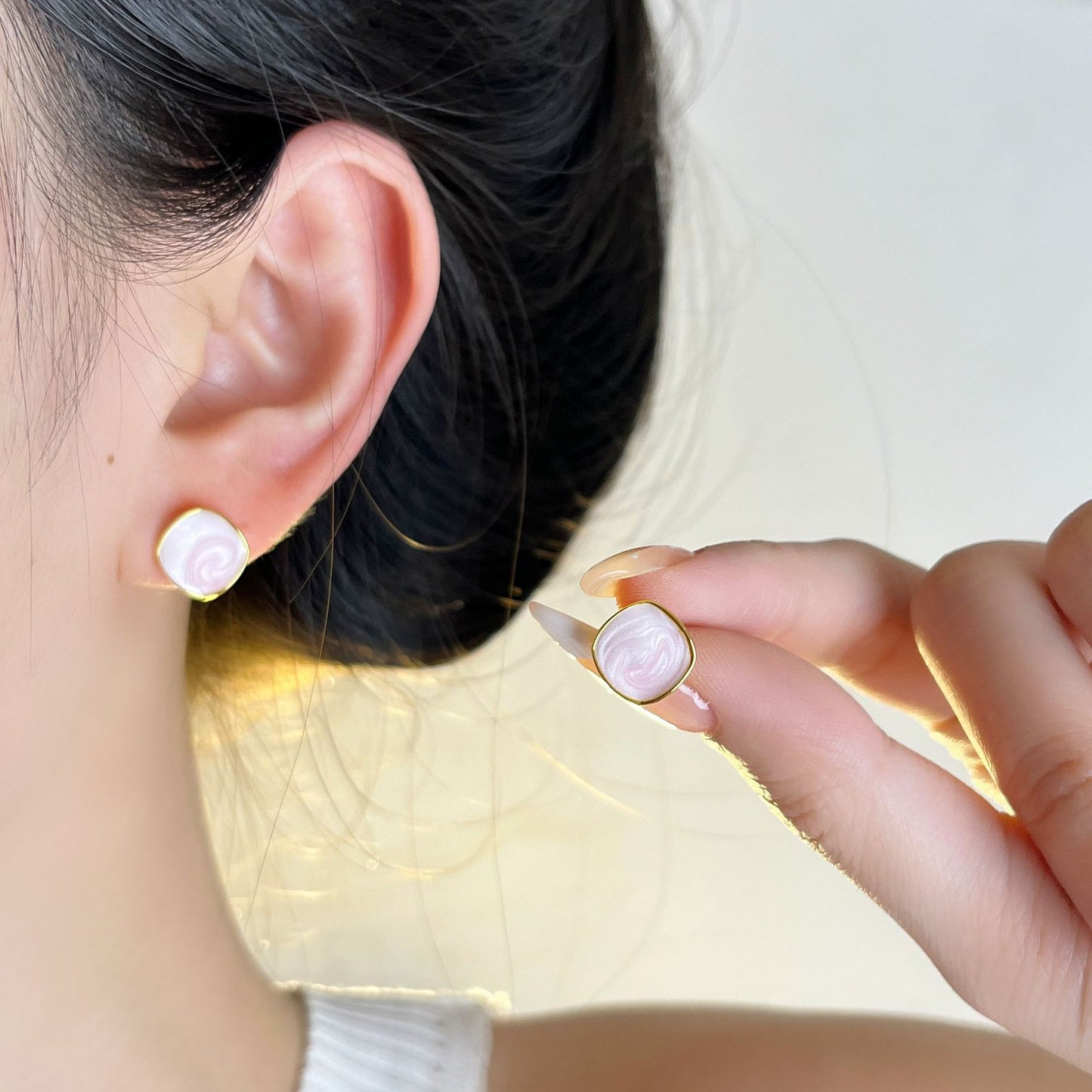 繽紛琺瑯菱形復古耳釘－細節特寫1｜https://igowo.tw/