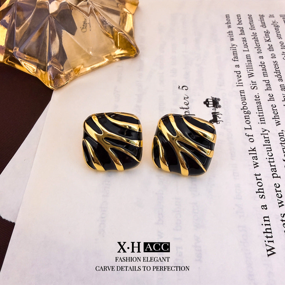 棕色豹紋C形復古耳釘－細節特寫47｜https://igowo.tw/