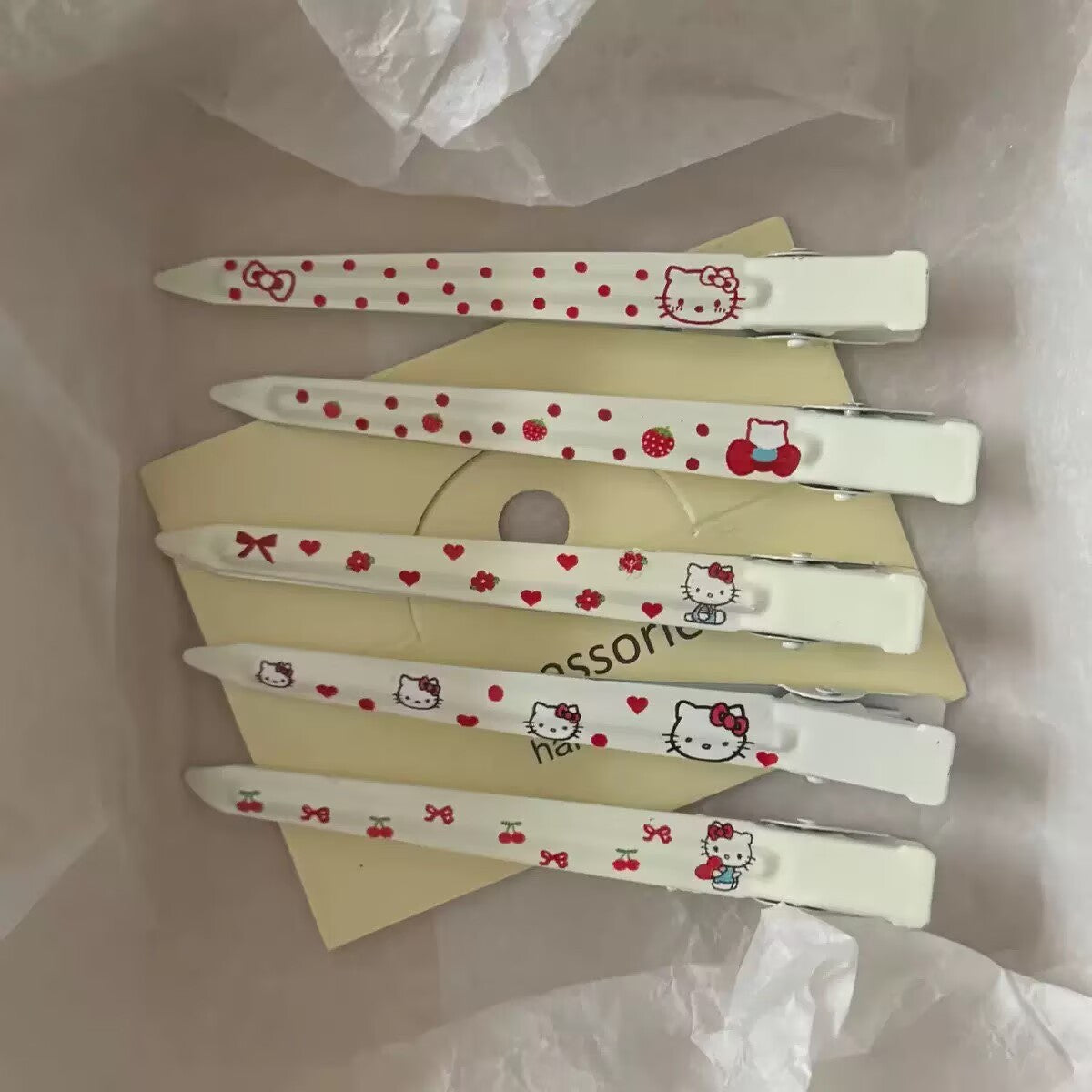 紅色金屬愛心貓咪髮夾－草莓貓咪髮夾款實拍｜https://igowo.tw/