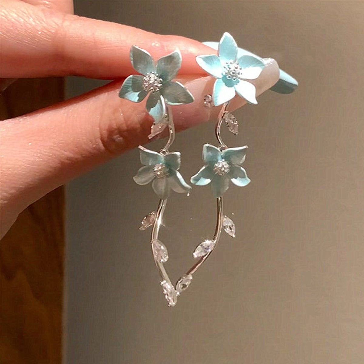 花朵流蘇耳環－白色鋯石花朵耳釘款細節1｜https://igowo.tw/