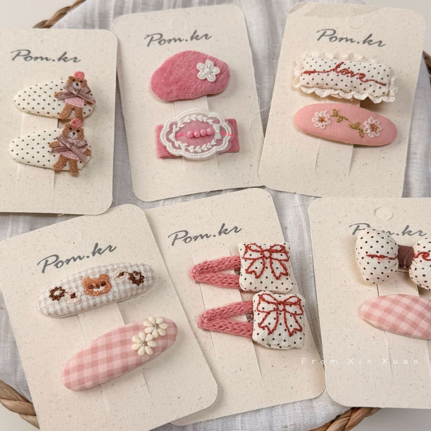粉色蕾絲波點刺繡髮夾－橢圓蝴蝶結款細節｜https://igowo.tw/