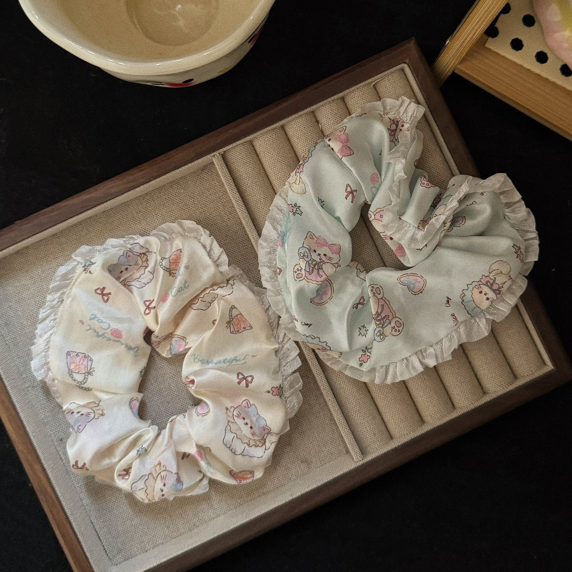 藍色貓咪大腸圈髮圈－白色貓咪大腸款實拍｜https://igowo.tw/