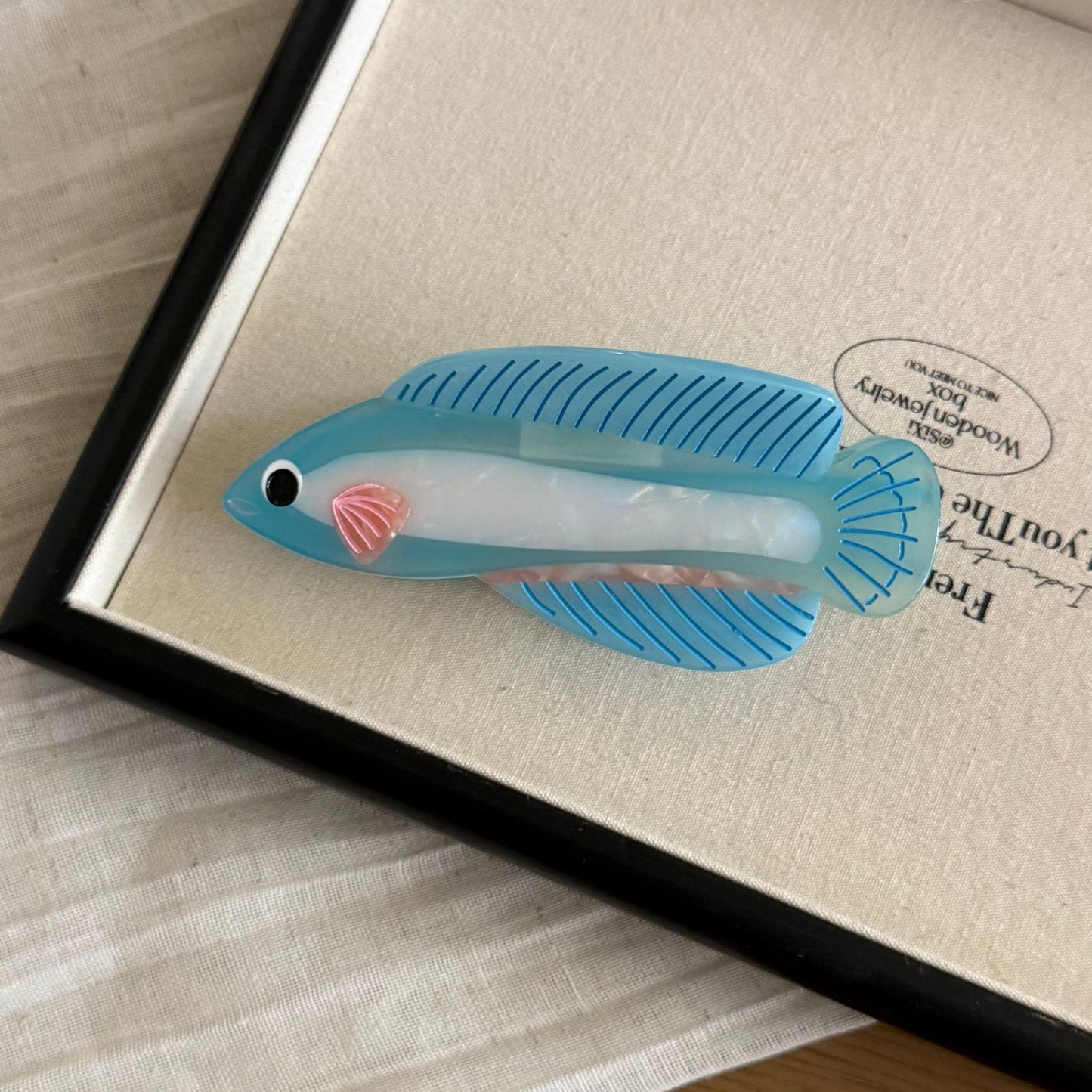 醋酸板材鯊魚夾－粉色銀龍魚款細節｜https://igowo.tw/