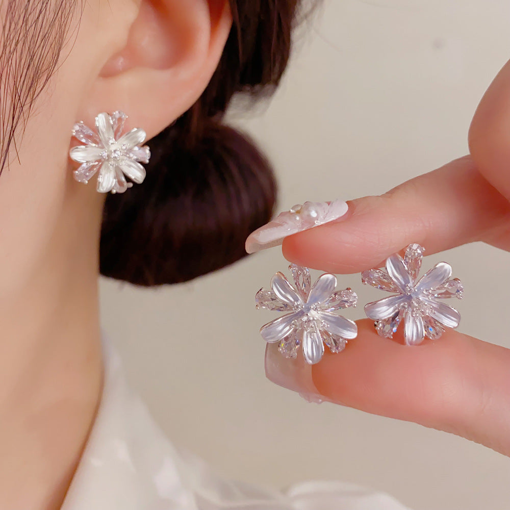 金色鋯石花朵電鍍耳釘－第二視角實拍｜https://igowo.tw/
