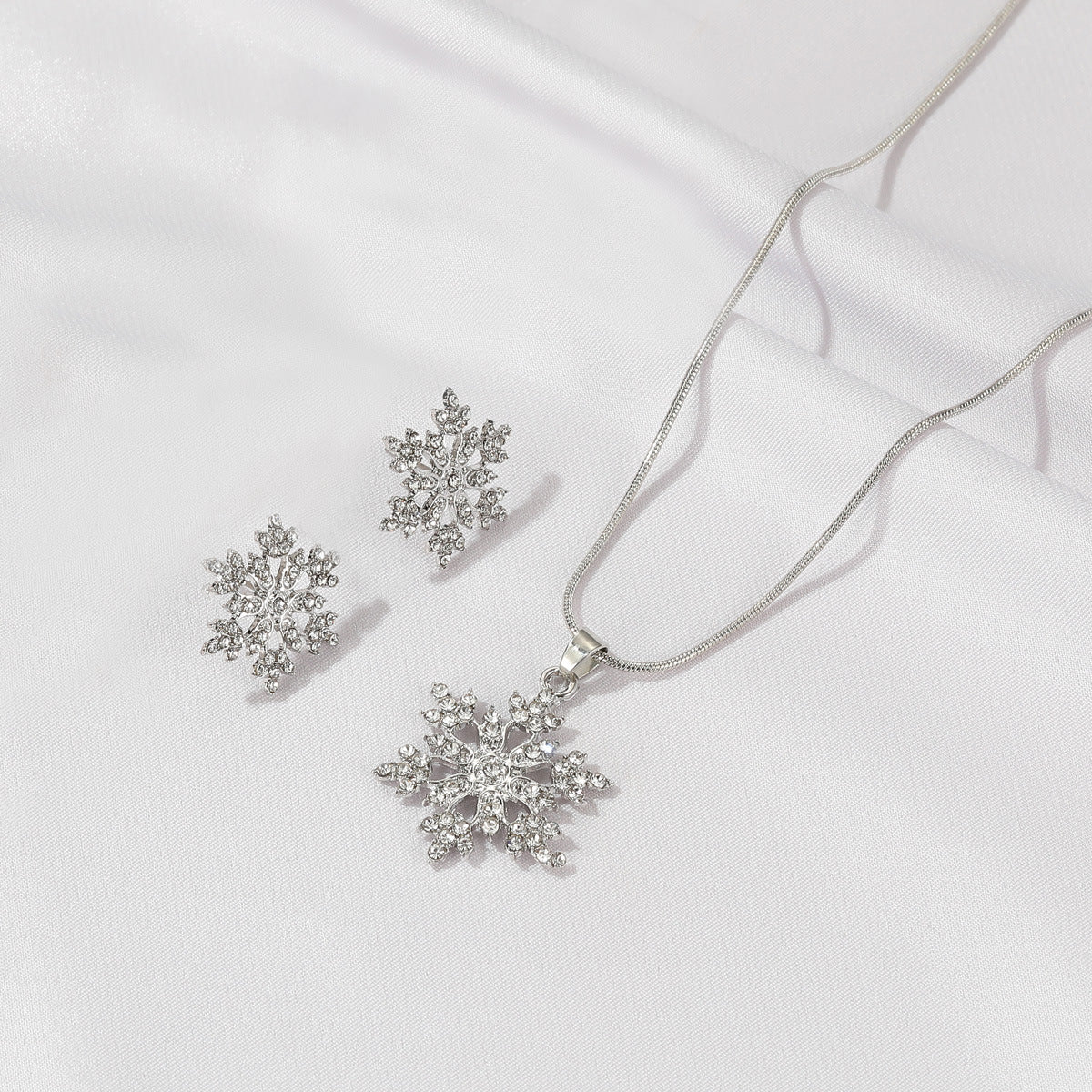 鋯石金屬雪花墜飾項鍊－細節特寫12｜https://igowo.tw/