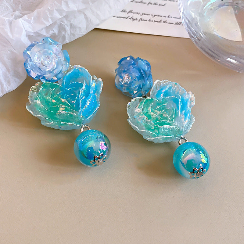 白色樹脂花朵簡約耳釘－細節特寫23｜https://igowo.tw/