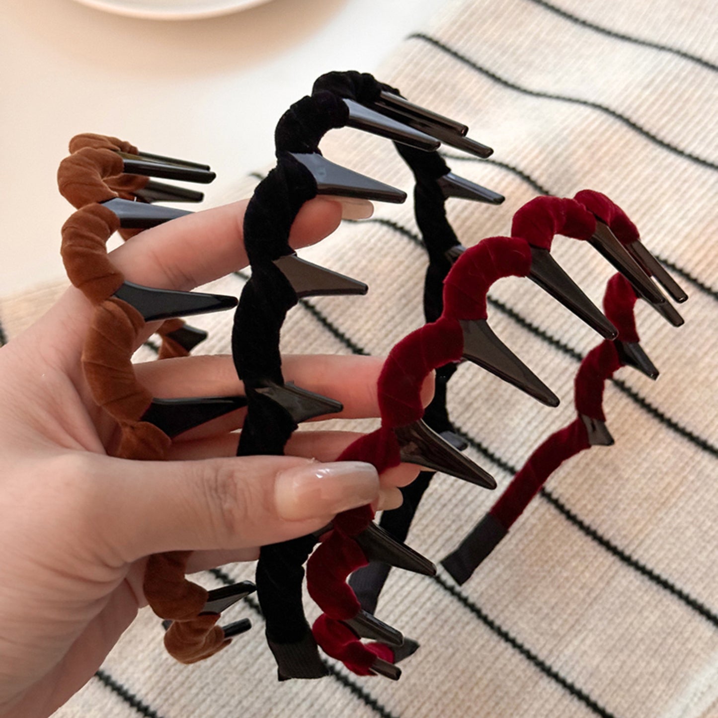 絨面波浪纏繞髮箍－紅色款實拍｜https://igowo.tw/