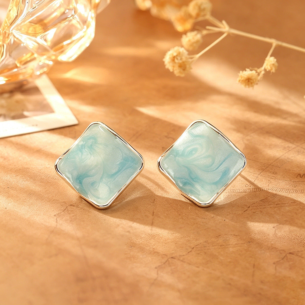 彩色琺瑯菱形簡約耳釘－細節特寫1｜https://igowo.tw/