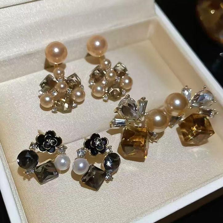 琺瑯方形花朵鑲鑽耳釘－商品主圖｜https://igowo.tw/