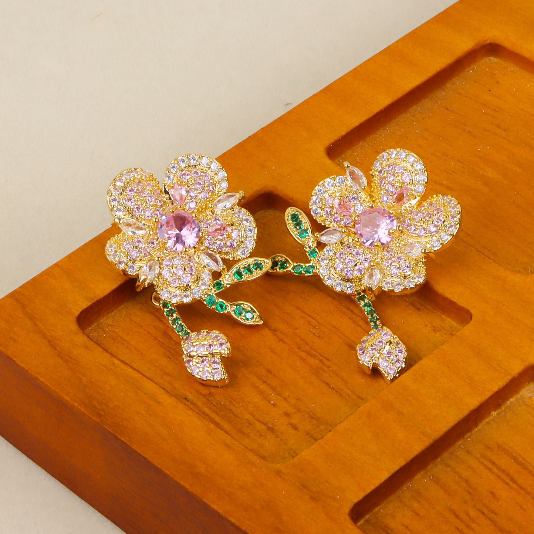 S925鋯石花朵鑲鑽耳墜－商品主圖｜https://igowo.tw/