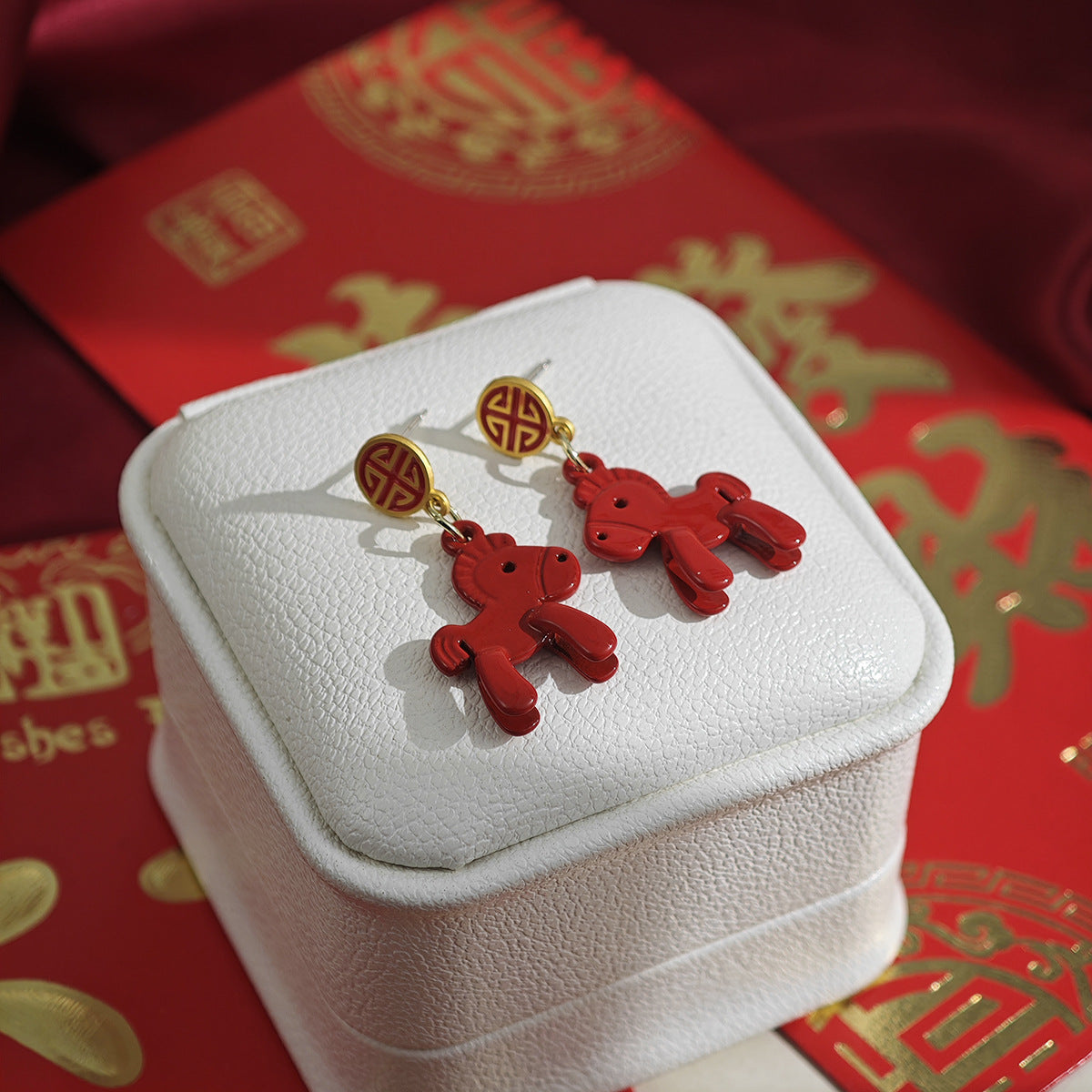 紅色銀針文字垂墜耳環－3/發-小馬款細節｜https://igowo.tw/