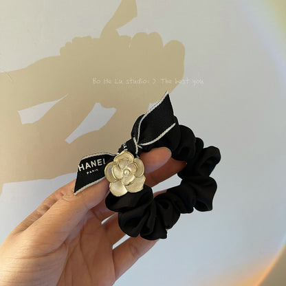 緞帶山茶花字母髮圈－商品主圖｜https://igowo.tw/