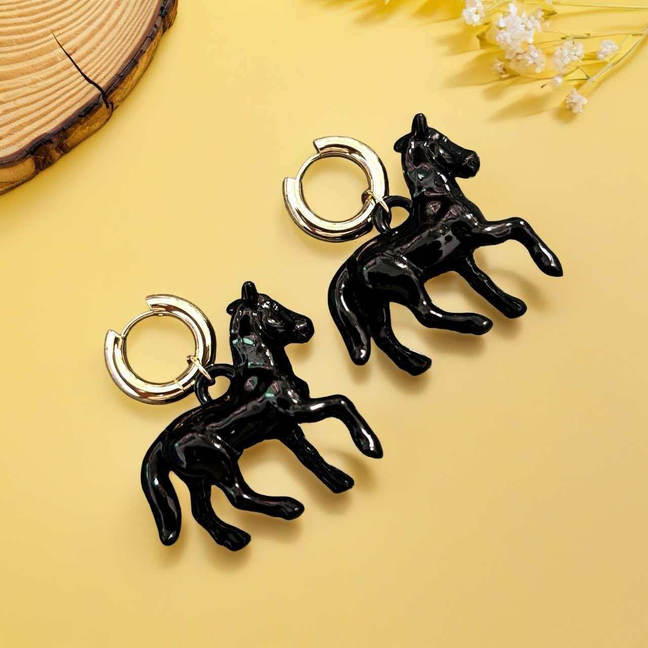 不鏽鋼小馬垂墜耳環－細節特寫2｜https://igowo.tw/