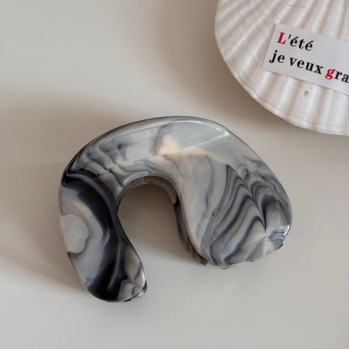 灰色暈染鯊魚夾－細節特寫4｜https://igowo.tw/