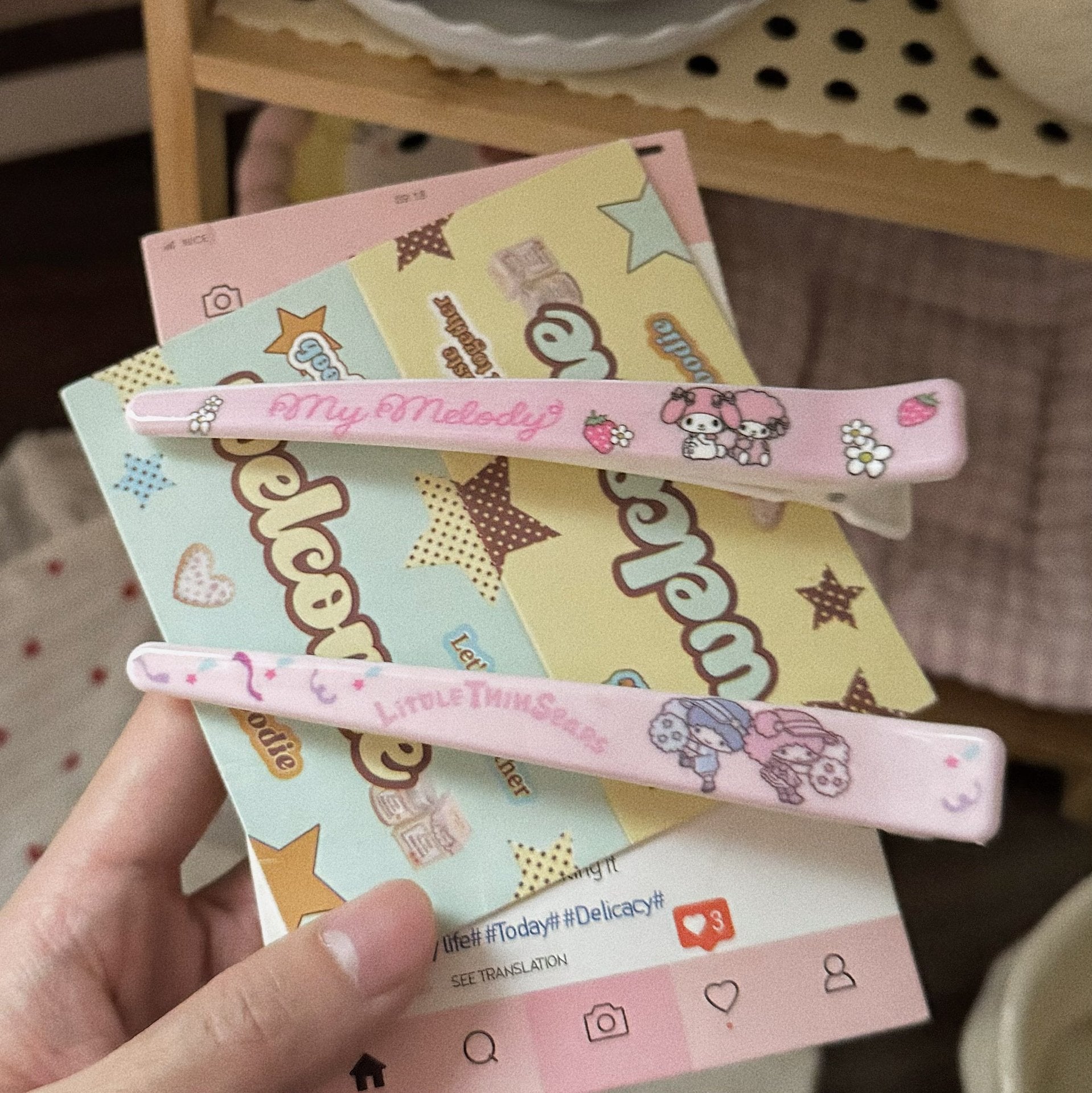 粉色草莓卡通髮夾－草莓小美髮夾款實拍｜https://igowo.tw/