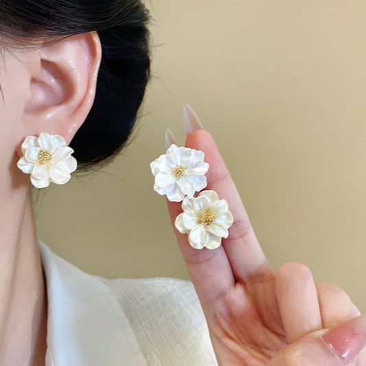 珍珠山茶花耳環－商品主圖｜https://igowo.tw/