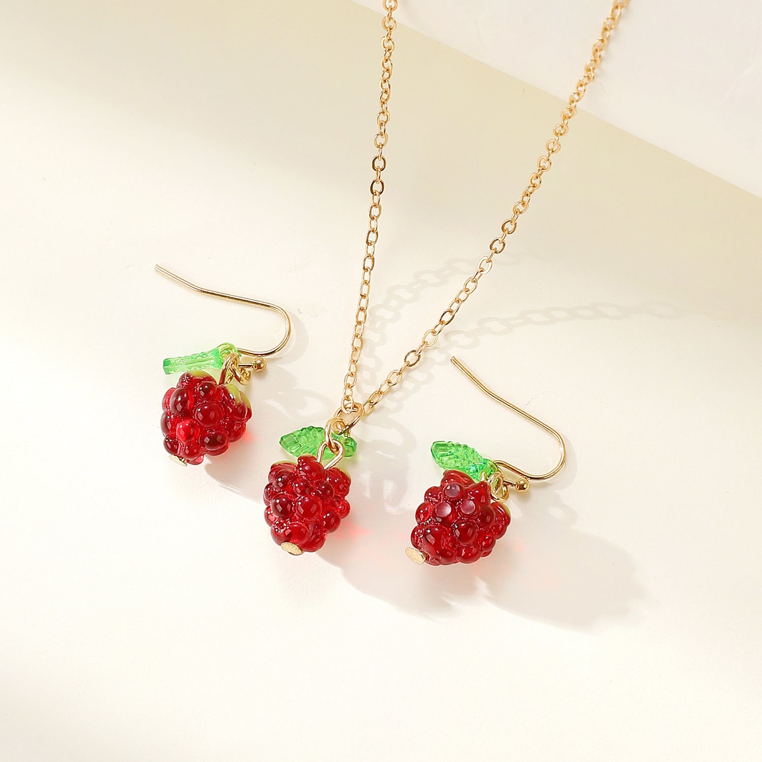 紅色水果項鍊耳環組－商品主圖｜https://igowo.tw/