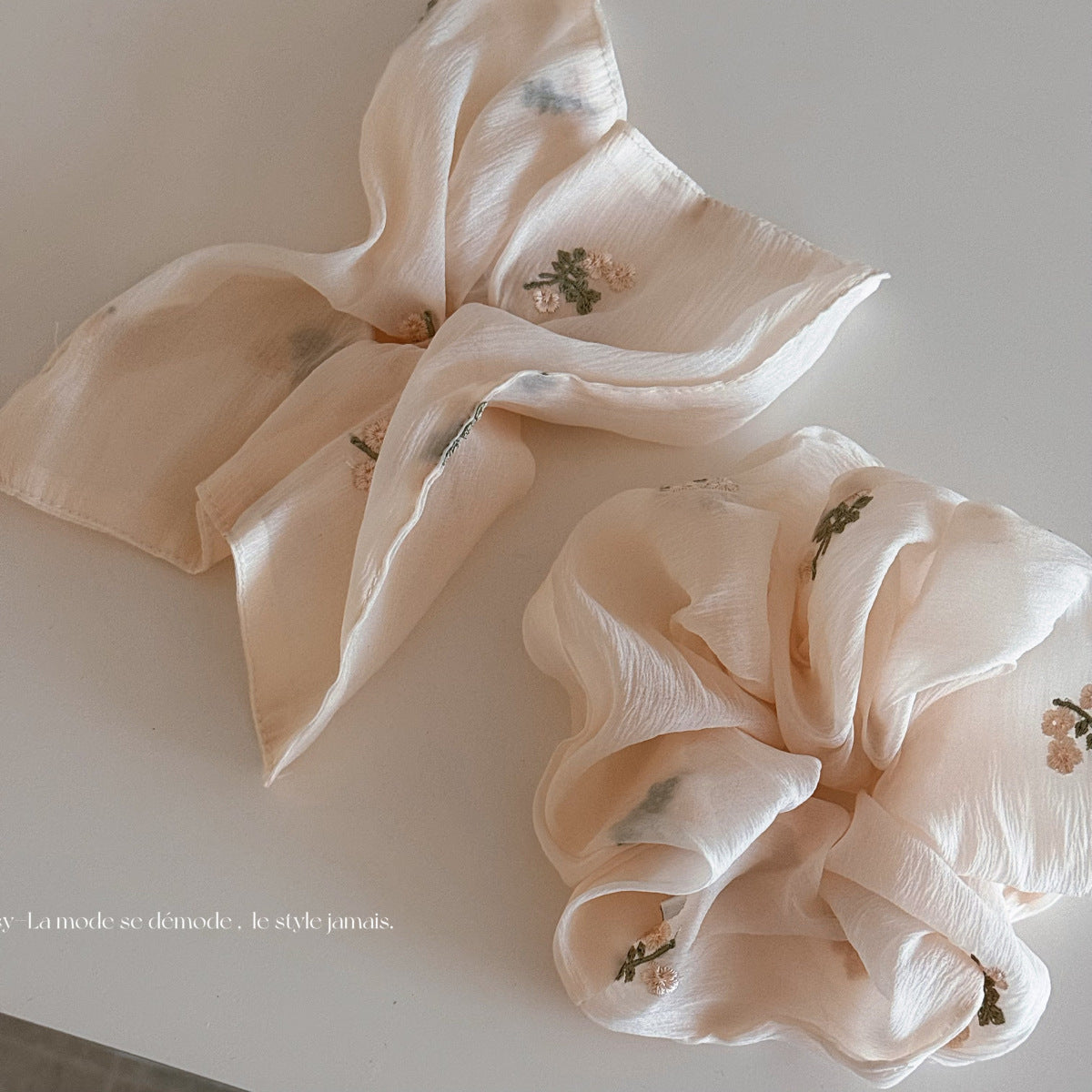 布面碎花蝴蝶結髮圈－商品主圖｜https://igowo.tw/