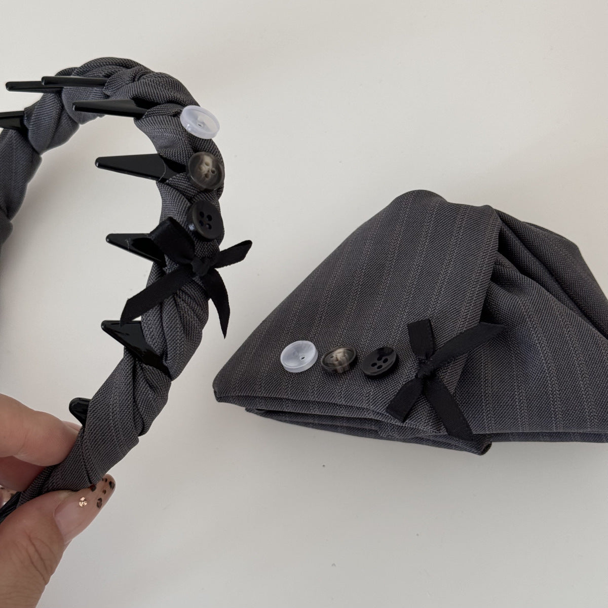 布面鈕扣蝴蝶結鯊魚夾－細節特寫1｜https://igowo.tw/