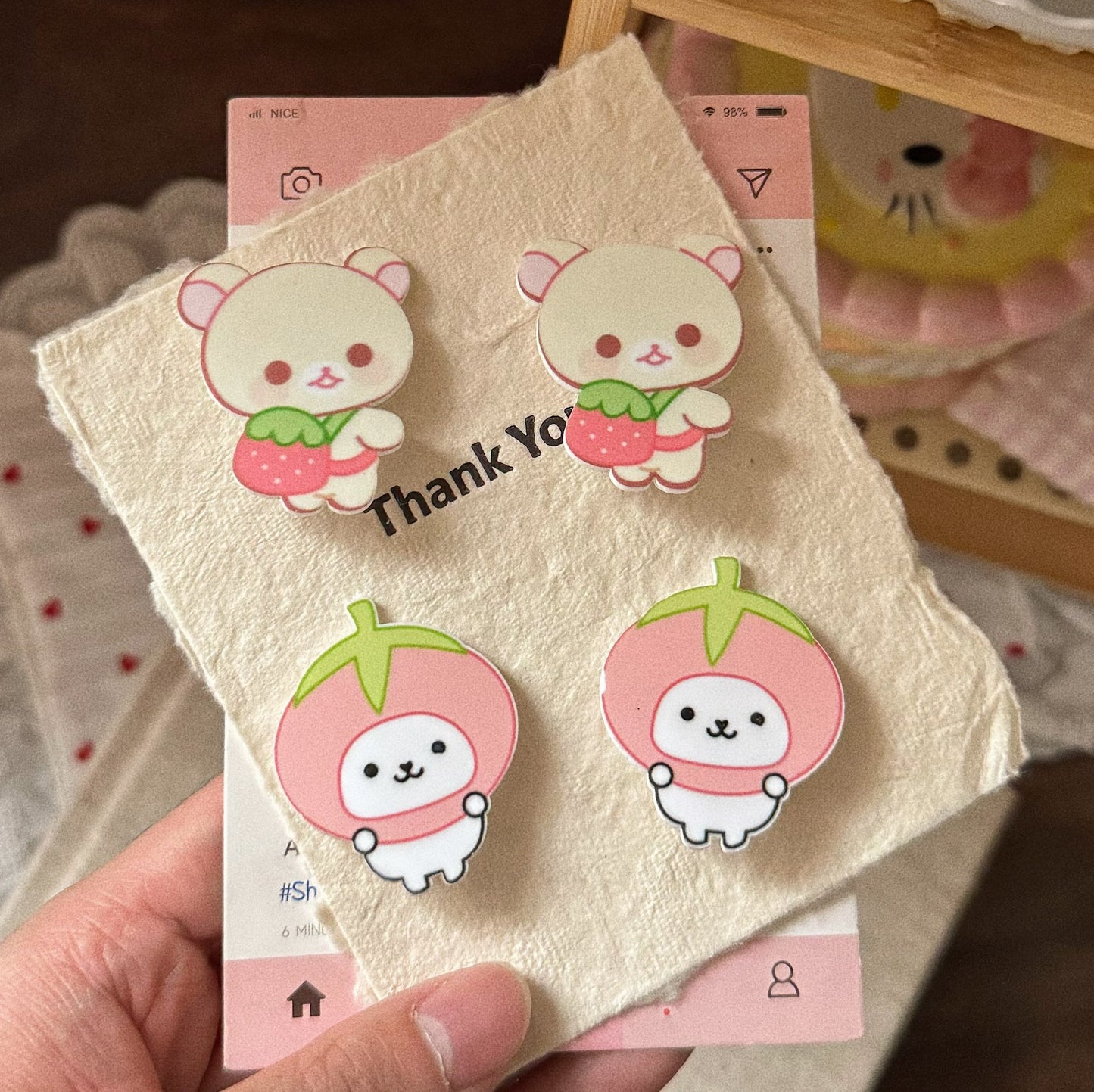 壓克力草莓小熊髮夾－商品主圖｜https://igowo.tw/