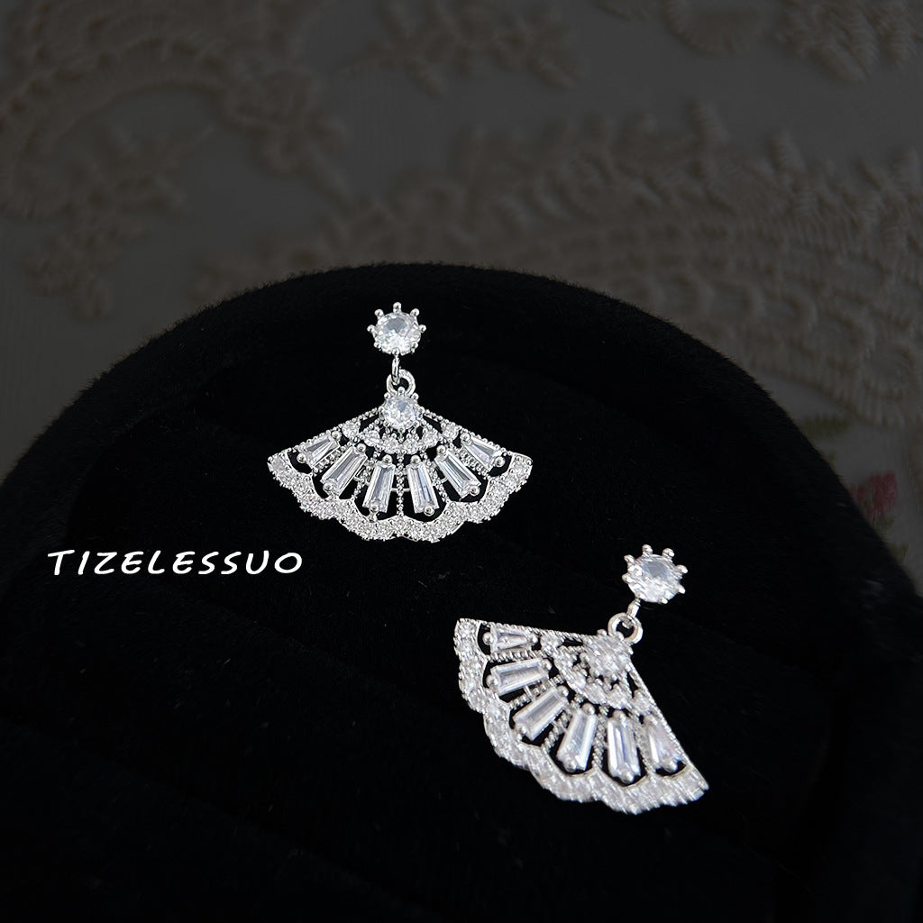 鋯石扇形幾何微鑲耳環－商品主圖｜https://igowo.tw/