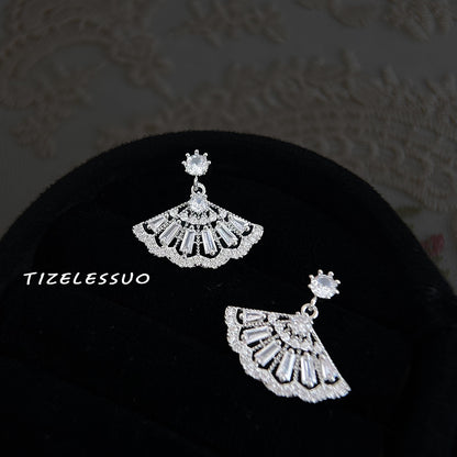 鋯石扇形幾何微鑲耳環－商品主圖｜https://igowo.tw/