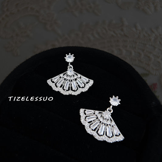 鋯石扇形幾何微鑲耳環－商品主圖｜https://igowo.tw/