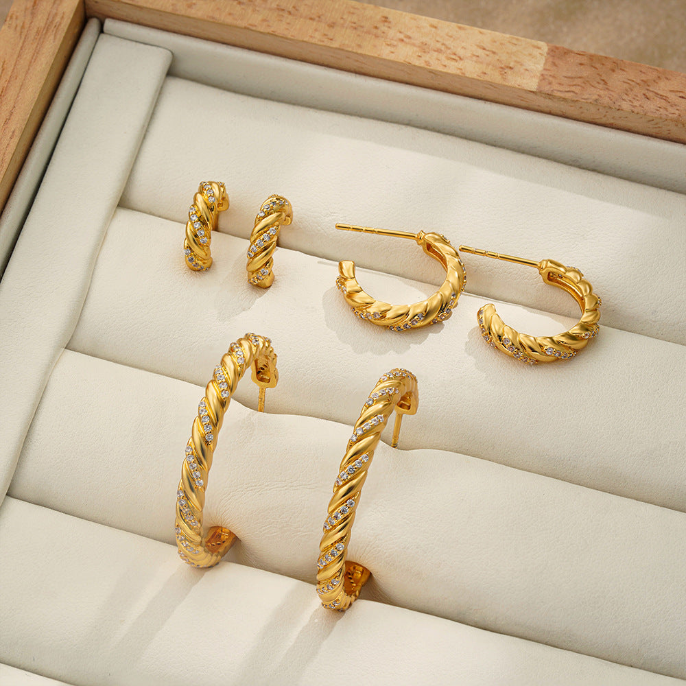 金色鋯石扭紋微鑲耳釘－商品主圖｜https://igowo.tw/