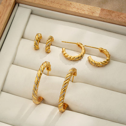 金色鋯石扭紋微鑲耳釘－商品主圖｜https://igowo.tw/