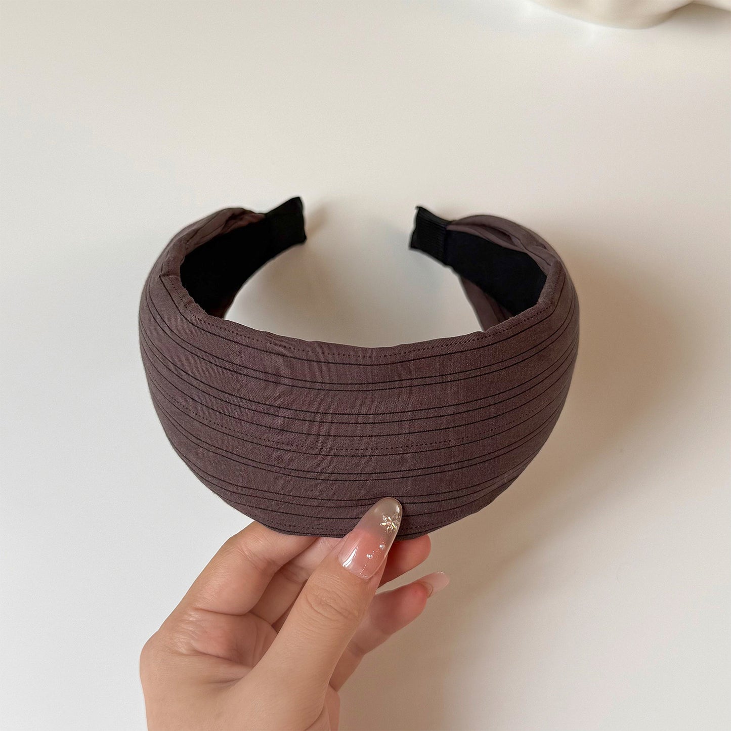 布面格紋寬版髮箍－咖色寬版髮箍款細節｜https://igowo.tw/