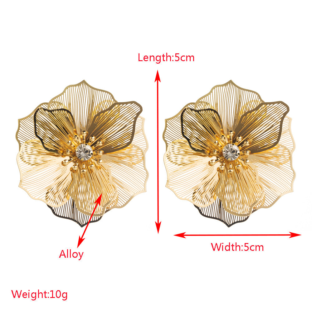 金屬花朵鑲鑽誇張耳環－銀色款實拍｜https://igowo.tw/