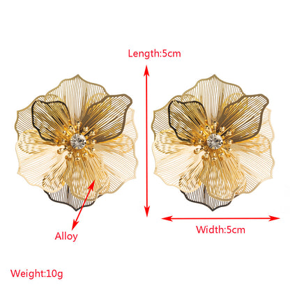 金屬花朵鑲鑽誇張耳環－銀色款實拍｜https://igowo.tw/